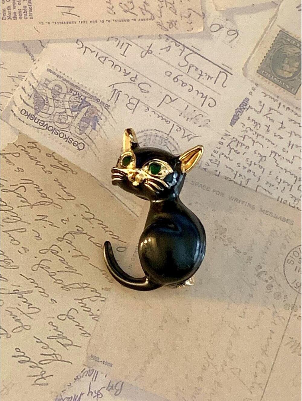 Adorable Black Cat Brooch with Sparkling Green Eyes - Cute & Chic!